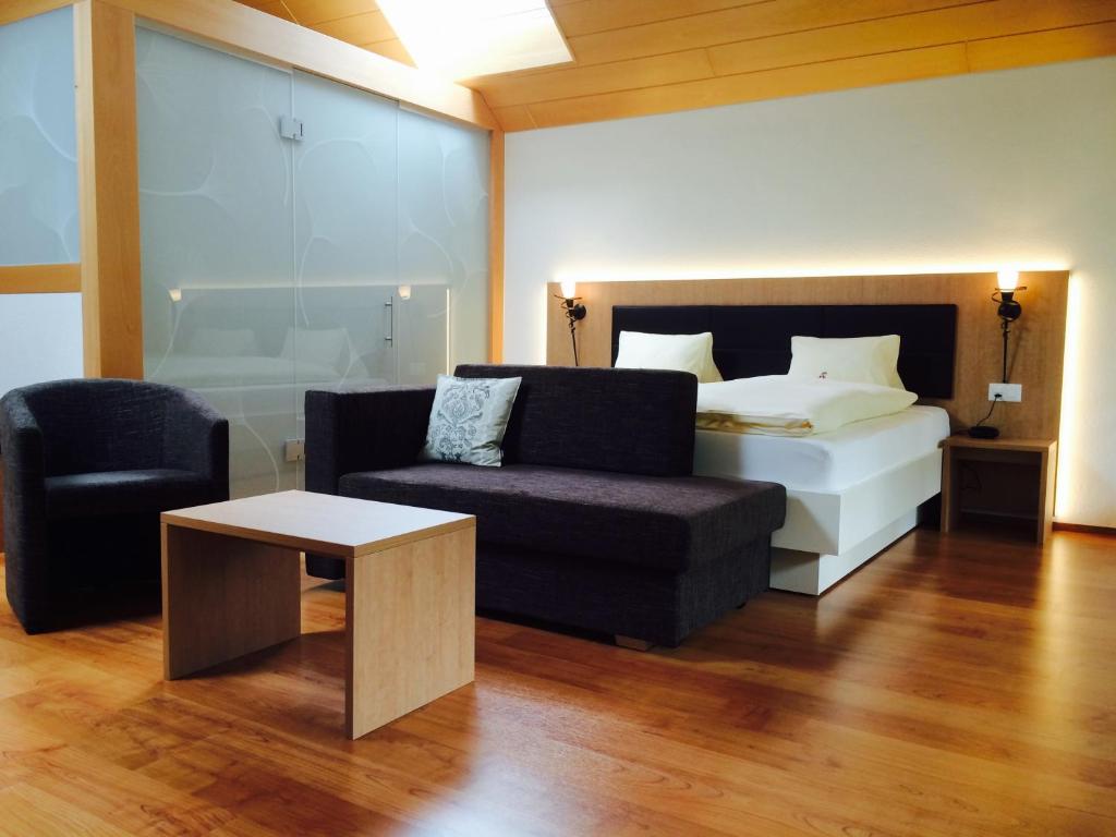 Hotel Kreuz - Family Room With Balcony