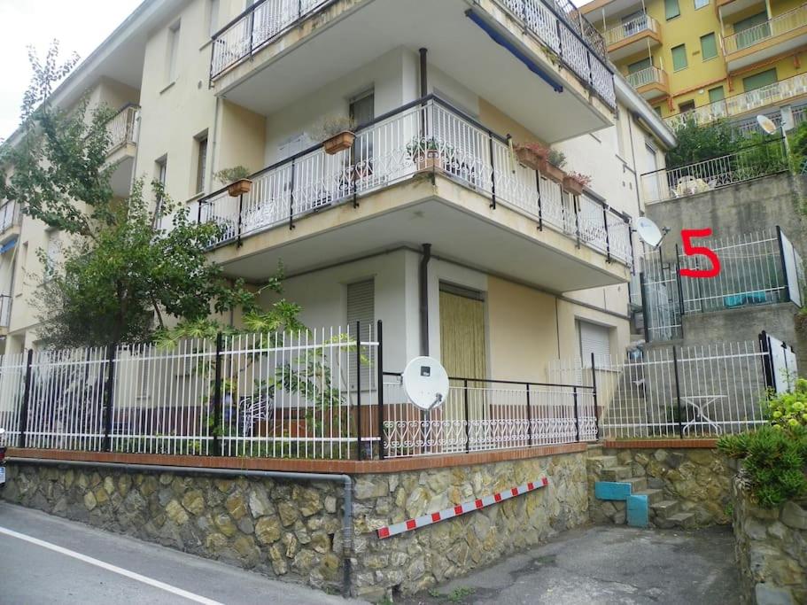 ein Apartmenthaus mit einem Balkon und einem Zaun in der Unterkunft Monolocale n°5 vicino al centro e con dehor in Laigueglia