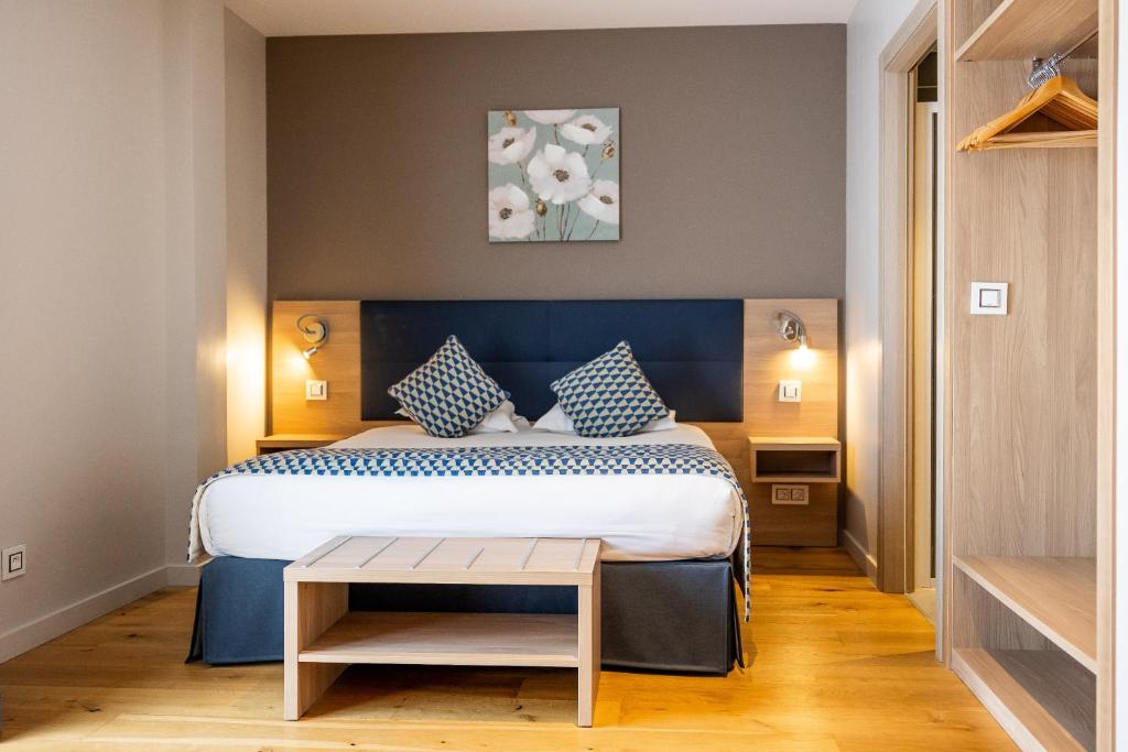 Postel nebo postele na pokoji v ubytování Hôtel Le Bastia