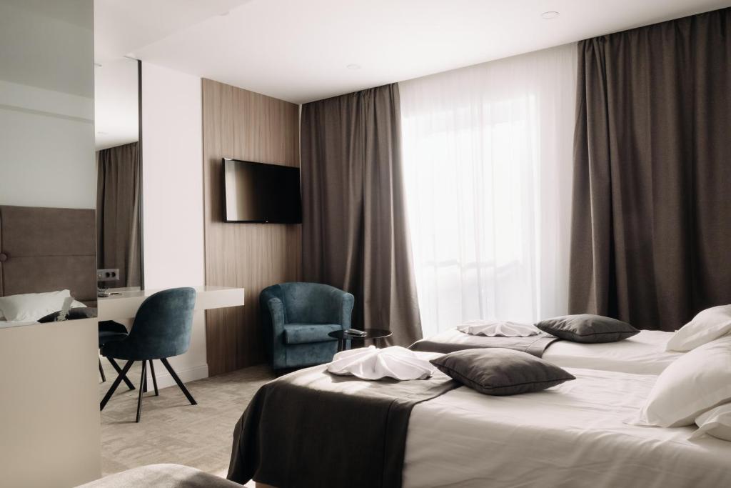Hotel Fanat - 豪华三重房间，有部分海景