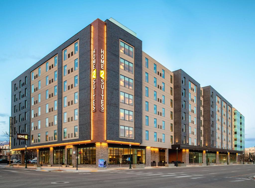 ein Gebäude an der Ecke einer Straße in der Unterkunft Home2 Suites By Hilton Boise Downtown in Boise