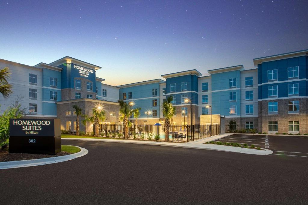 An der Vorderseite des Hampton Inn and Suites in der Unterkunft Homewood Suites By Hilton Myrtle Beach Coastal Grand Mall in Myrtle Beach