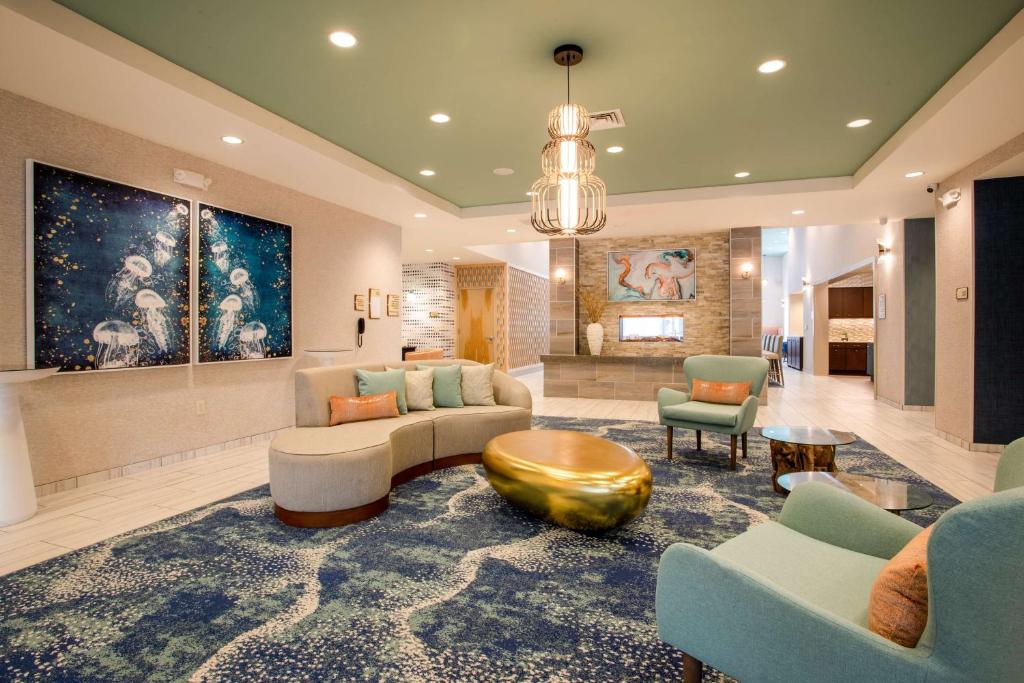 ein großes Wohnzimmer mit einem Sofa und Stühlen in der Unterkunft Homewood Suites By Hilton Myrtle Beach Coastal Grand Mall in Myrtle Beach