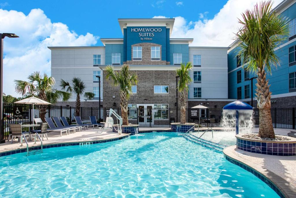 ein Schwimmbad vor einem Hotel in der Unterkunft Homewood Suites By Hilton Myrtle Beach Coastal Grand Mall in Myrtle Beach