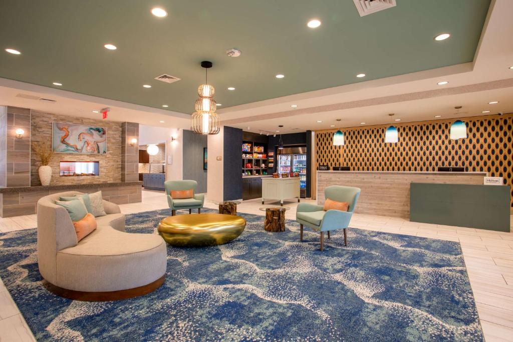 eine Lobby mit einem Wartebereich mit einem Sofa und Stühlen in der Unterkunft Homewood Suites By Hilton Myrtle Beach Coastal Grand Mall in Myrtle Beach