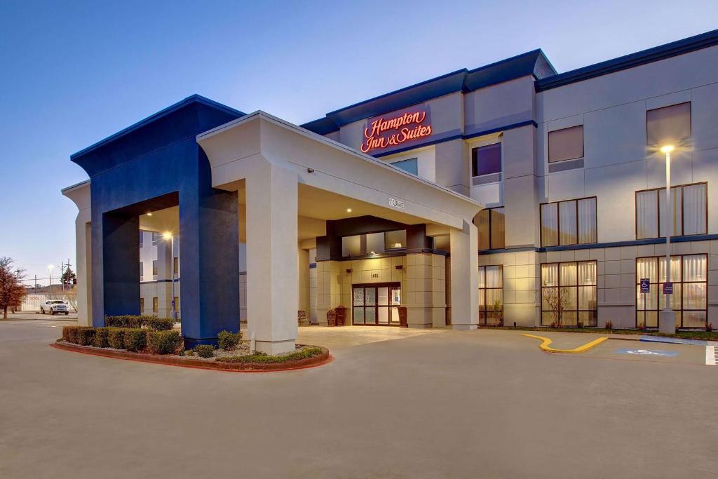 a hotel with a parking lot in front of it at Hampton Inn & Suites Borger in Borger