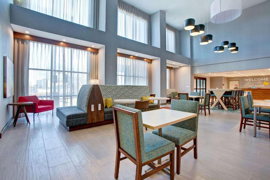 Posezení v ubytování Hampton Inn & Suites Borger