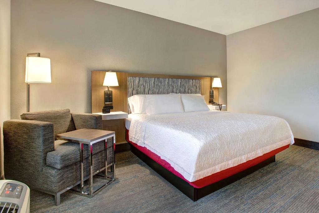 Postel nebo postele na pokoji v ubytování Hampton Inn & Suites Borger
