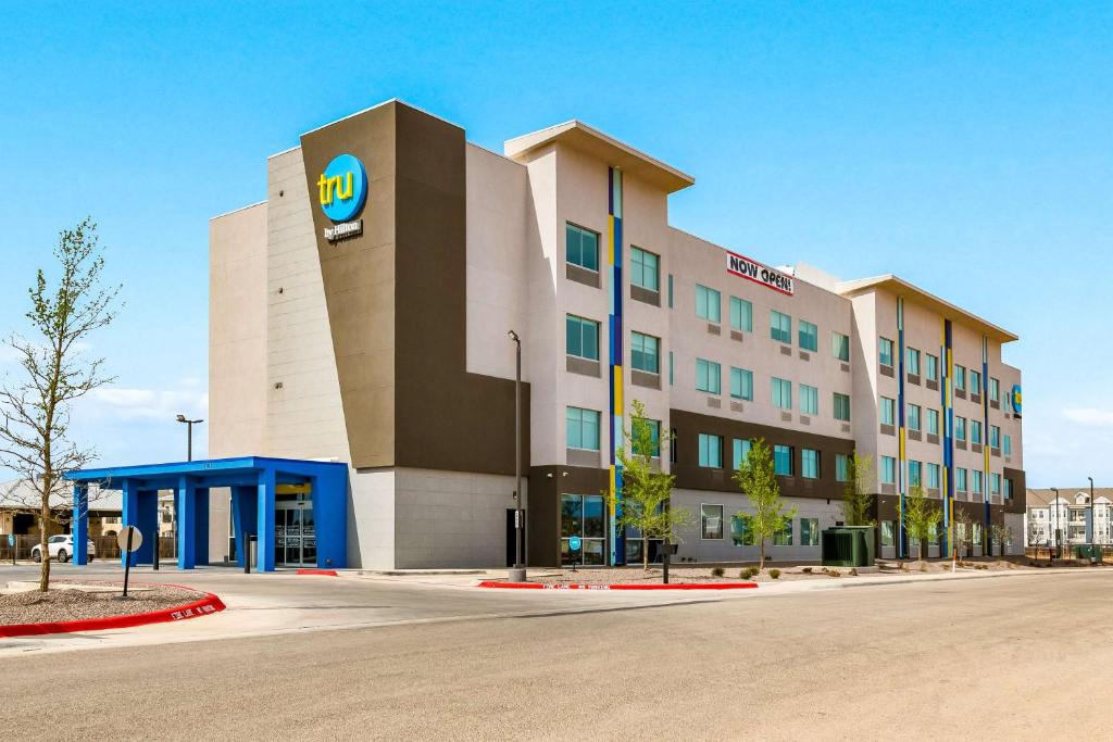 Tru By Hilton Midland, Tx في ميدلاند: مبنى مكتب عليه علامة استنزاف