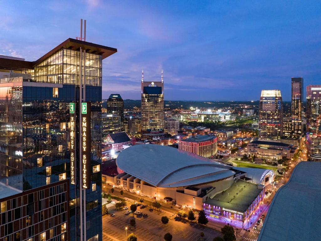 uitzicht op de skyline van de stad 's nachts bij Embassy Suites by Hilton Nashville Downtown in Nashville