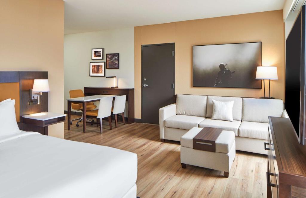 Postel nebo postele na pokoji v ubytování Embassy Suites by Hilton Nashville Downtown