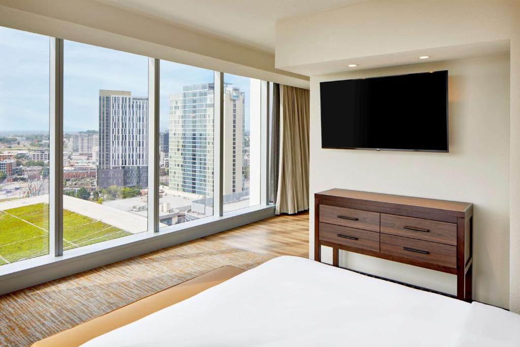 Postel nebo postele na pokoji v ubytování Embassy Suites by Hilton Nashville Downtown