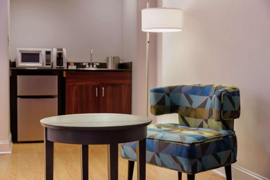 Hotel Trilogy Albany Airport, Tapestry Collection by Hilton - King Studio Suite
