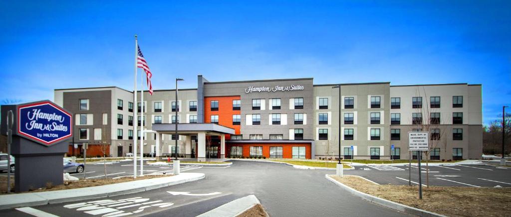 North Attleboro的住宿－Hampton Inn North Attleboro, Ma，大楼前的一个空停车位