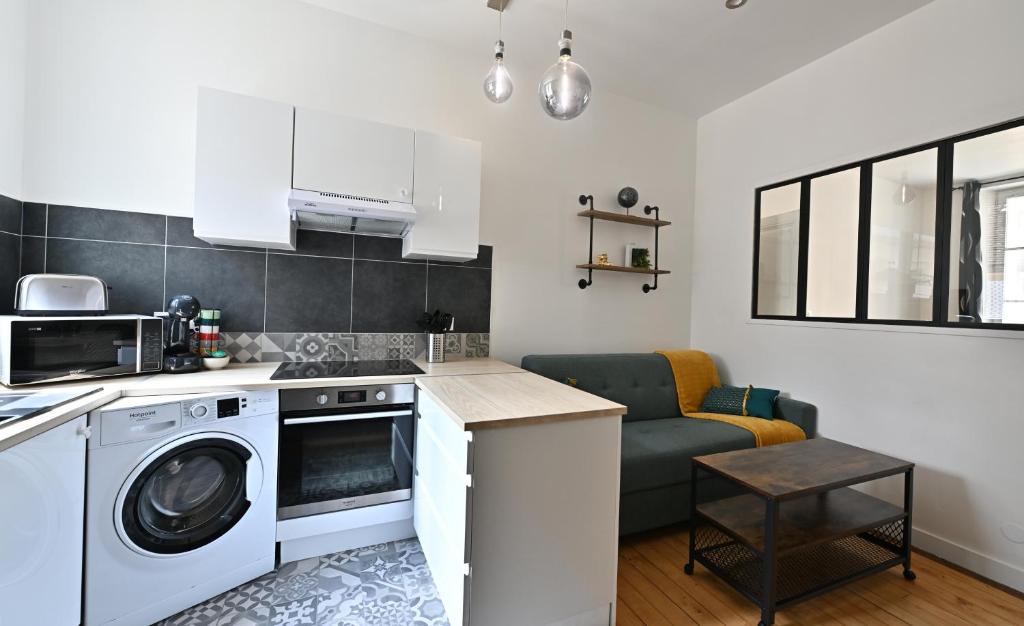 une cuisine et un salon avec laveuse et sécheuse dans l'établissement 3 Appartements Premium au pied de la Cathédrale - Hypercentre, à Sens