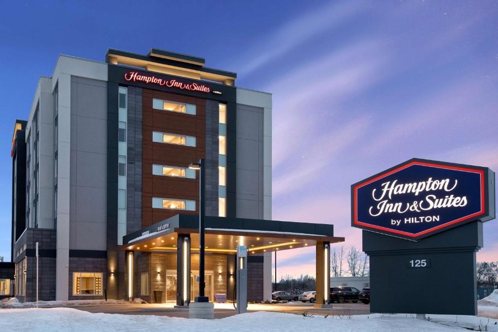 un edificio con una señal delante de él en Hampton Inn & Suites Ottawa West, Ontario, Canada en Ottawa