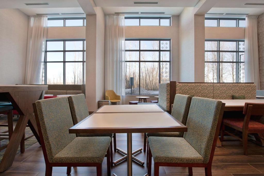 Hampton Inn & Suites Ottawa West, Ontario, Canada - Resim 12