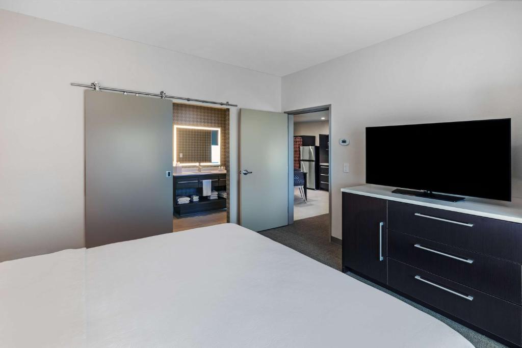 TV in/ali zabaviščno središče v nastanitvi Home2 Suites By Hilton Midland East, Tx