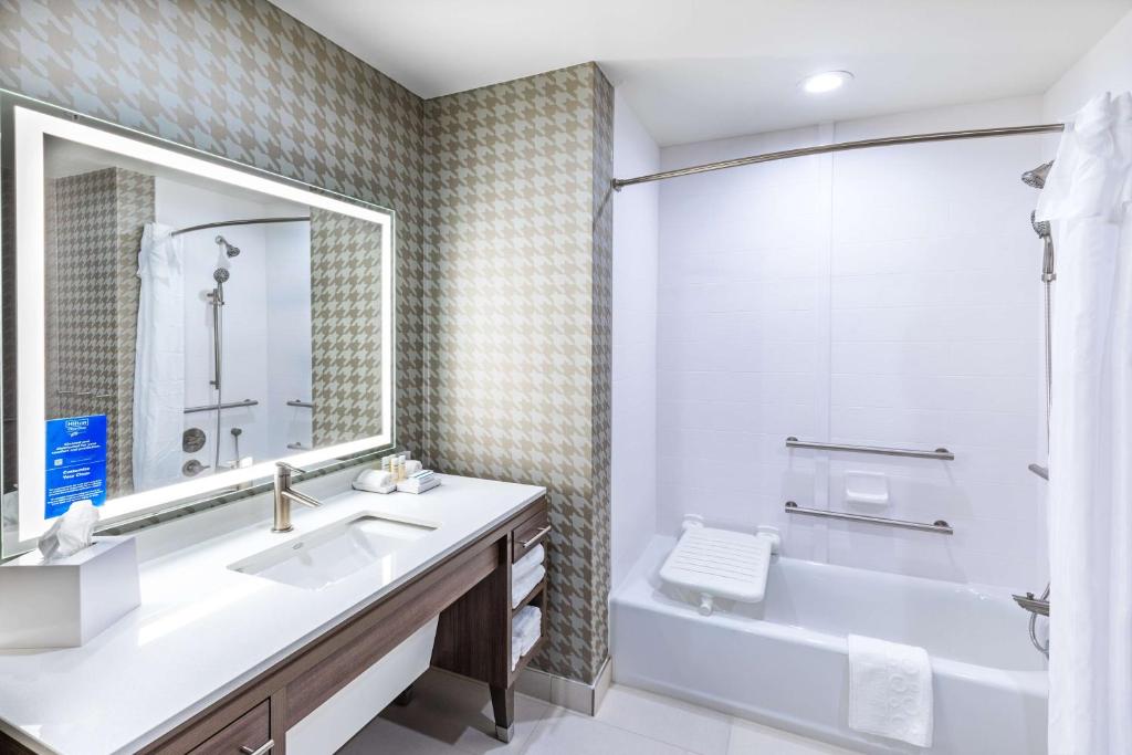 Kopalnica v nastanitvi Home2 Suites By Hilton Midland East, Tx