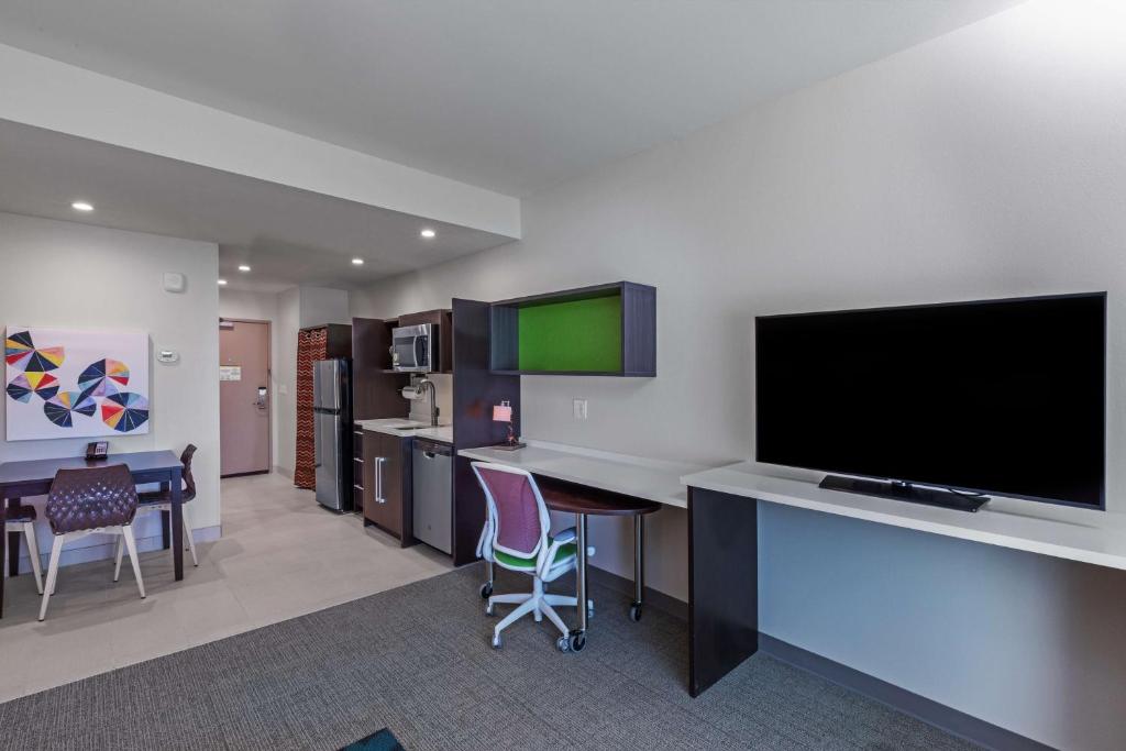 TV in/ali zabaviščno središče v nastanitvi Home2 Suites By Hilton Midland East, Tx