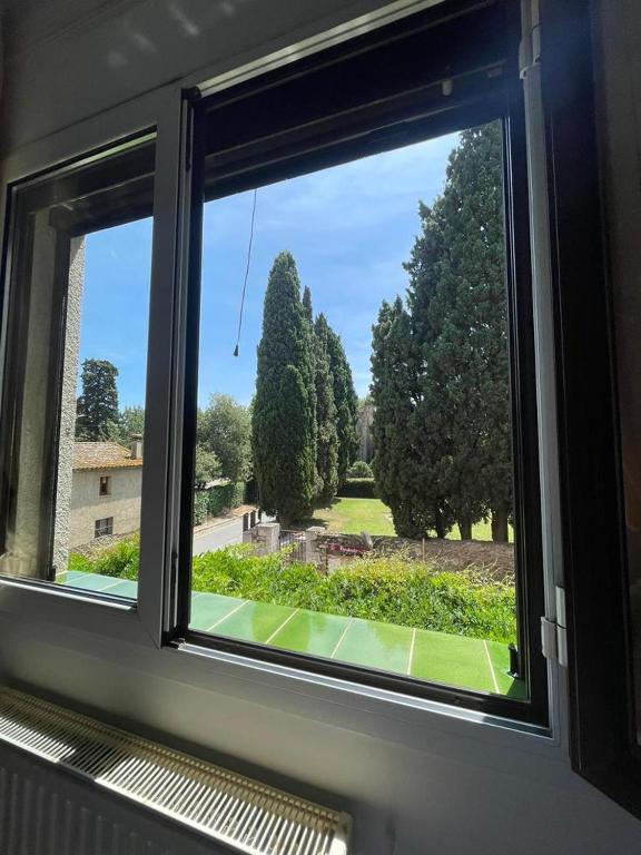 una ventana con vistas al jardín. en apartament la cova en Peralada