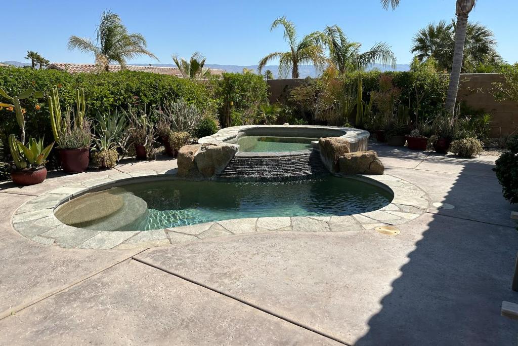 棕櫚泉的住宿－Tranquil Tierra，庭院中一个带喷泉的小游泳池