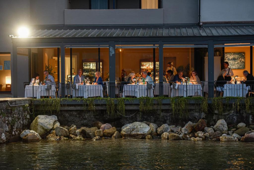 Gasten van Bella Hotel & Restaurant with private dock for mooring boats