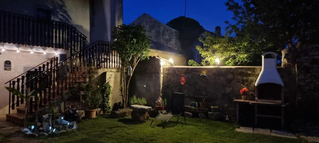 Aed väljaspool majutusasutust Apartma Aria&Karra