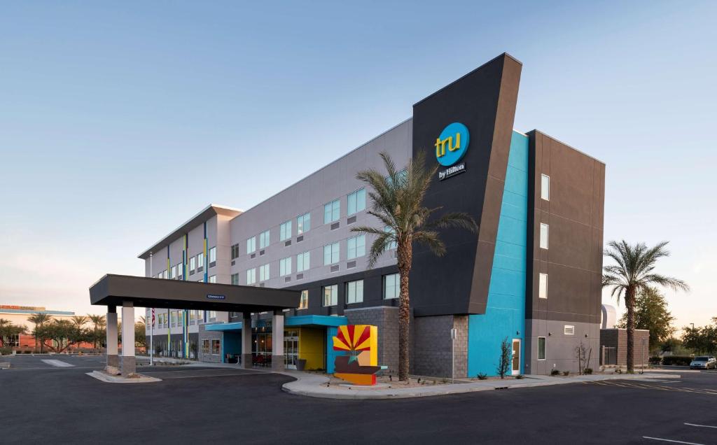 un hotel con una gasolinera en un aparcamiento en Tru By Hilton Phoenix Glendale Westgate en Glendale
