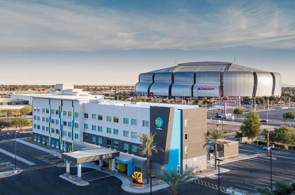 eine Luftansicht eines Gebäudes mit einem Fußballstadion in der Unterkunft Tru By Hilton Phoenix Glendale Westgate in Glendale