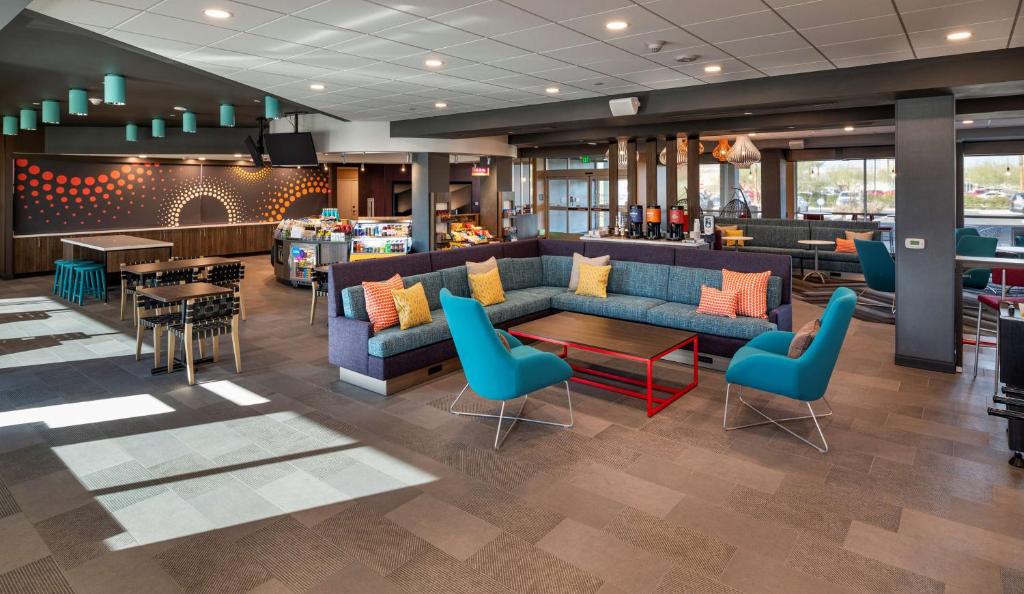 Posezení v ubytování Tru By Hilton Phoenix Glendale Westgate