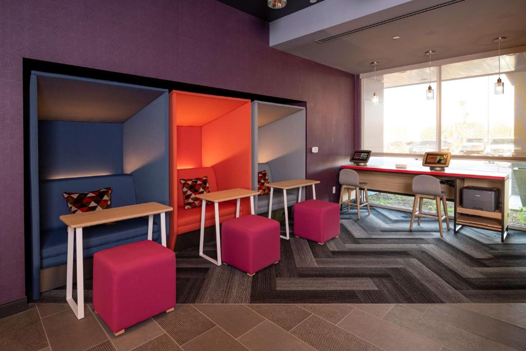 Posezení v ubytování Tru By Hilton Phoenix Glendale Westgate