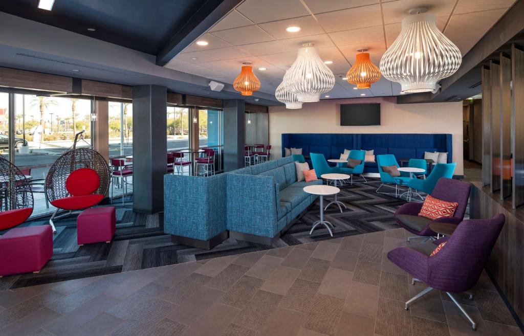 Posezení v ubytování Tru By Hilton Phoenix Glendale Westgate