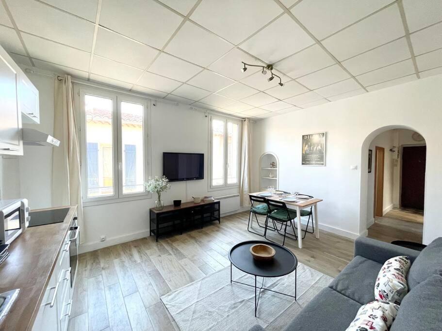 a living room with a couch and a table at Ravissant appartement à 50m port + Parking in La Ciotat