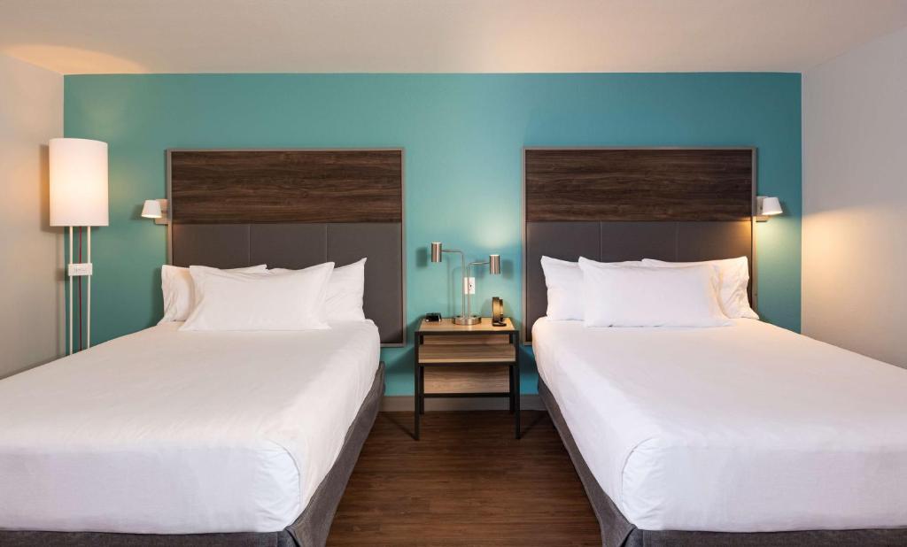 Postel nebo postele na pokoji v ubytování Tru By Hilton Phoenix Glendale Westgate