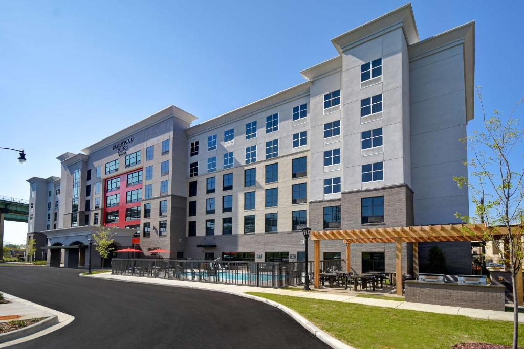 um grande edifício com um gazebo ao lado de uma rua em Homewood Suites by Hilton Tuscaloosa Downtown, AL em Tuscaloosa