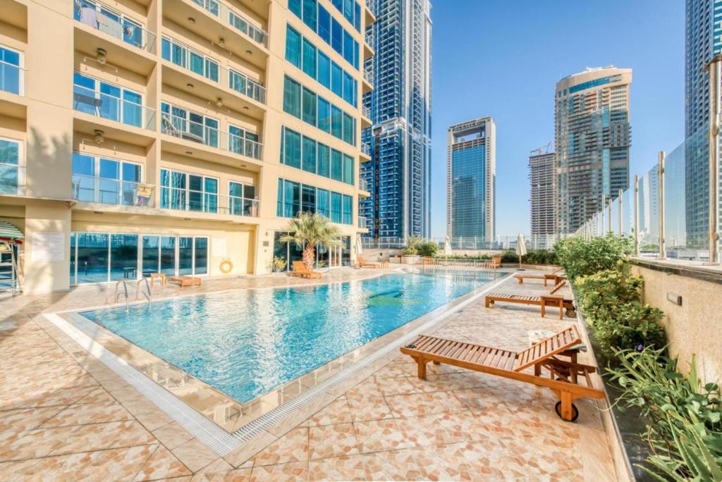 Bassenget på eller i nærheten av White Sage - Luxurious Studio in JLT With City Skyline View