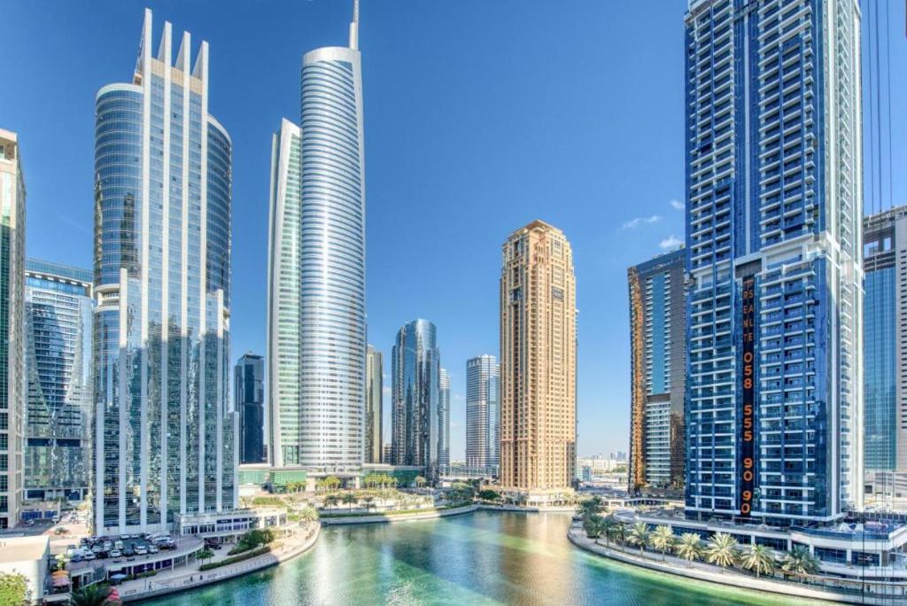 Cảnh Dubai hoặc tầm nhìn thành phố từ căn hộ
