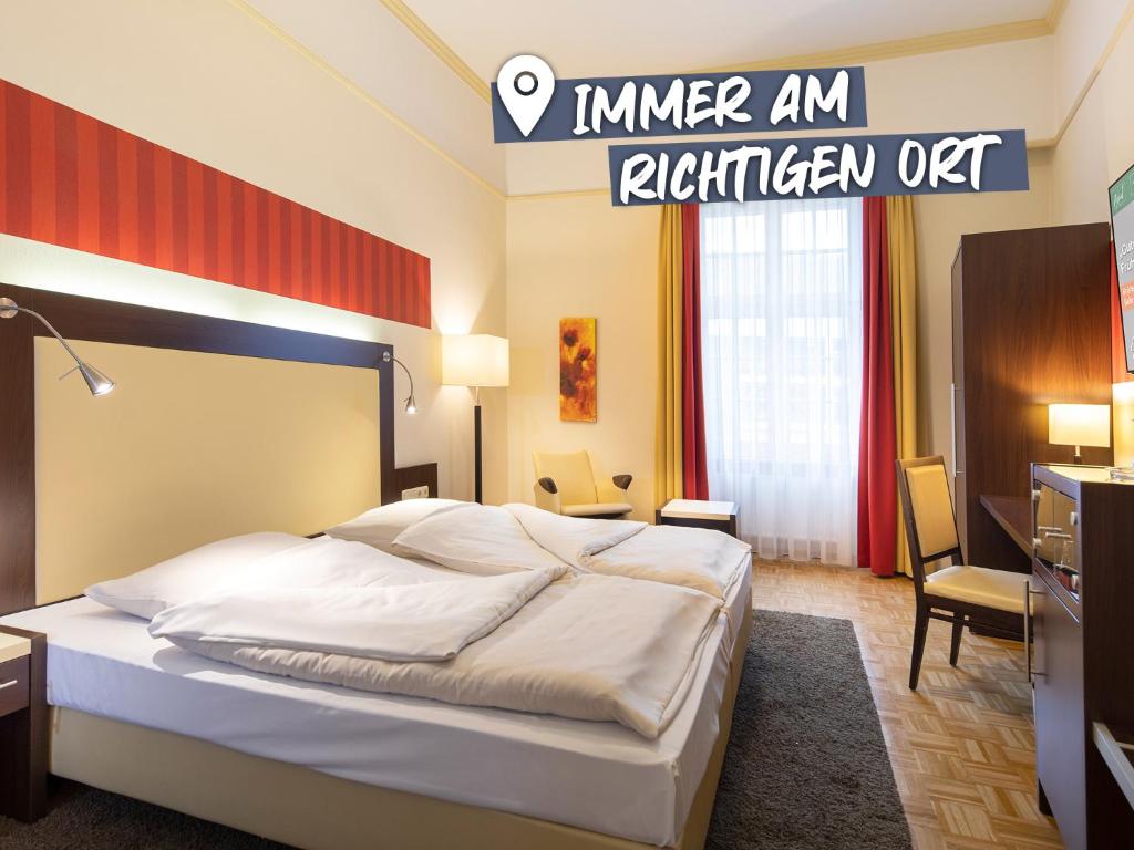 Una habitación de hotel con una cama en una habitación en ACHAT Sternhotel Bonn, en Bonn