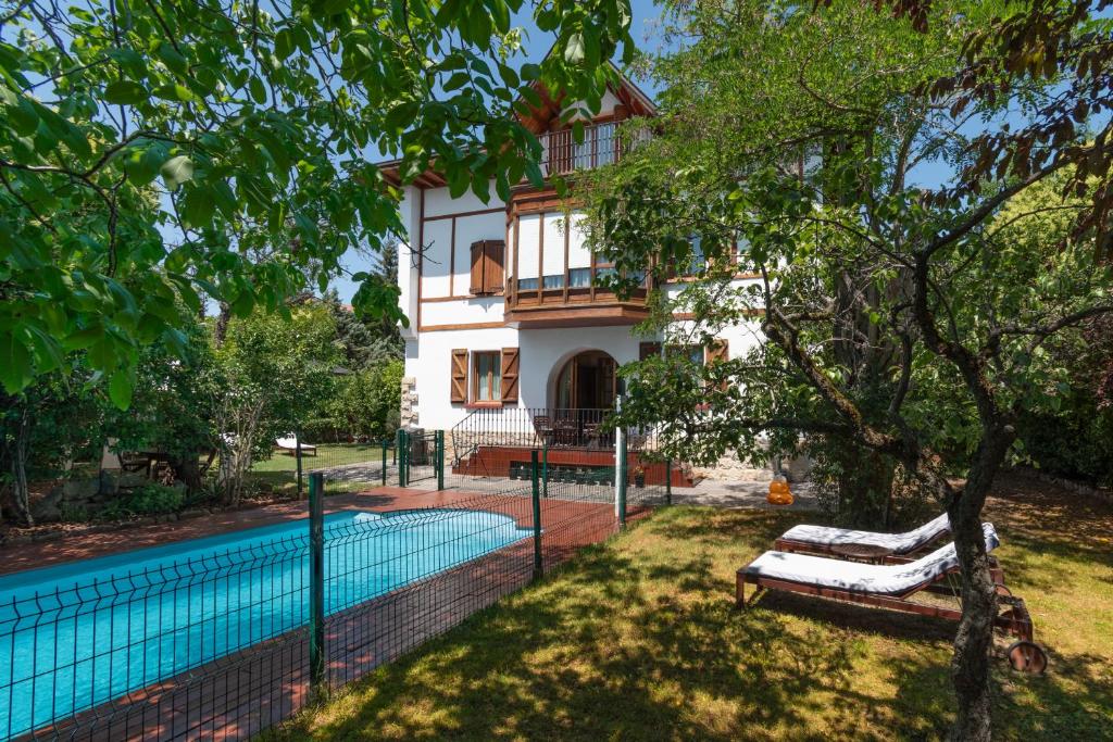 Bazén v ubytování Villa Ganbara, 5 minutos de Pamplona nebo v jeho okolí