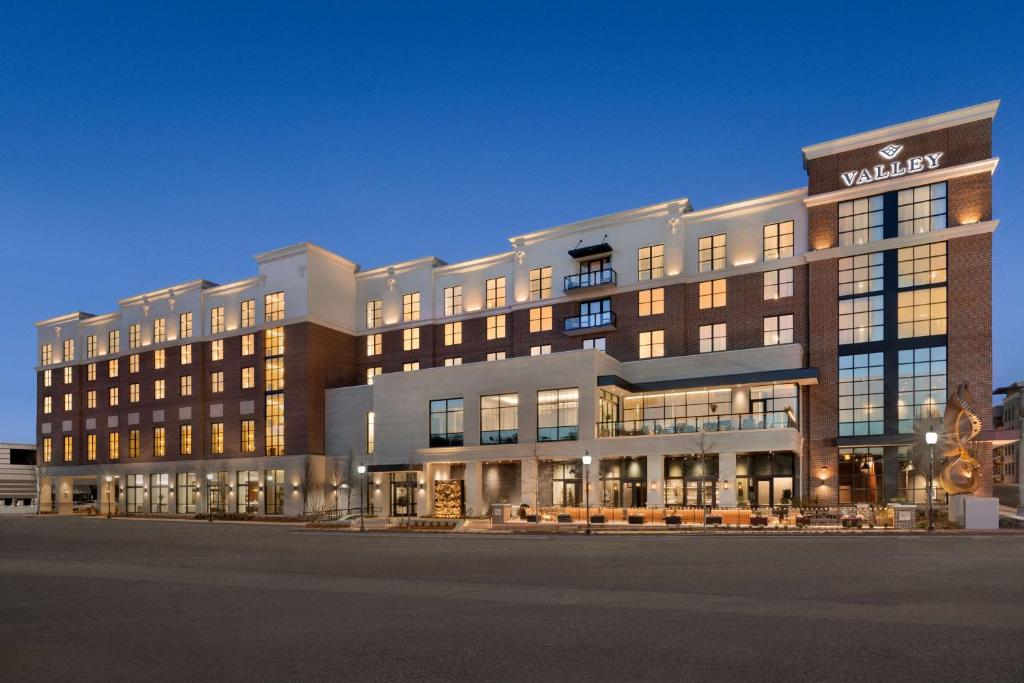 un gran edificio con luces encendidas por la noche en Valley Hotel Homewood Birmingham - Curio Collection By Hilton en Birmingham