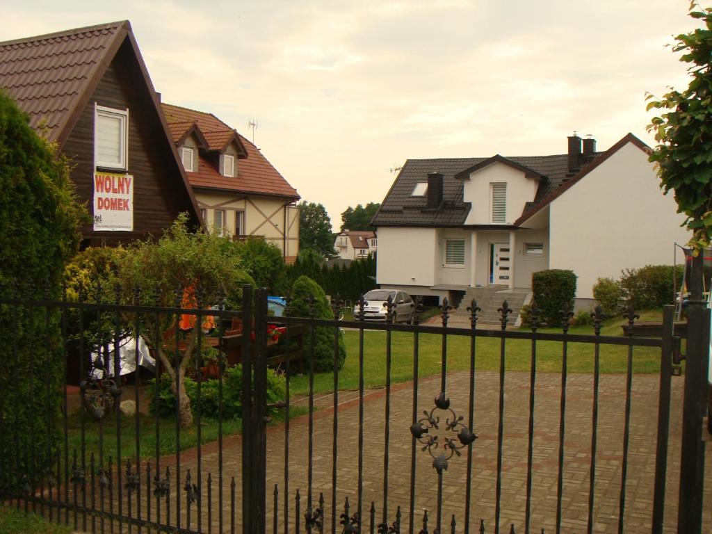 een zwart hek voor sommige huizen bij Domek u Dorotki in Jarosławiec