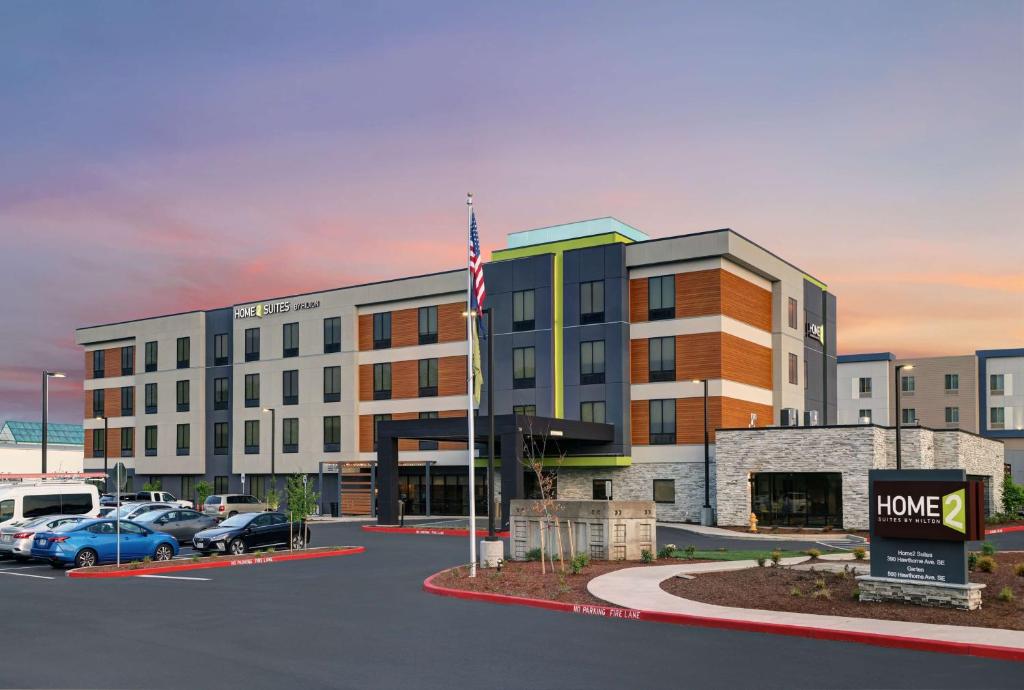 rendering hotelu z samochodami zaparkowanymi na parkingu w obiekcie Home2 Suites By Hilton Salem w mieście Salem