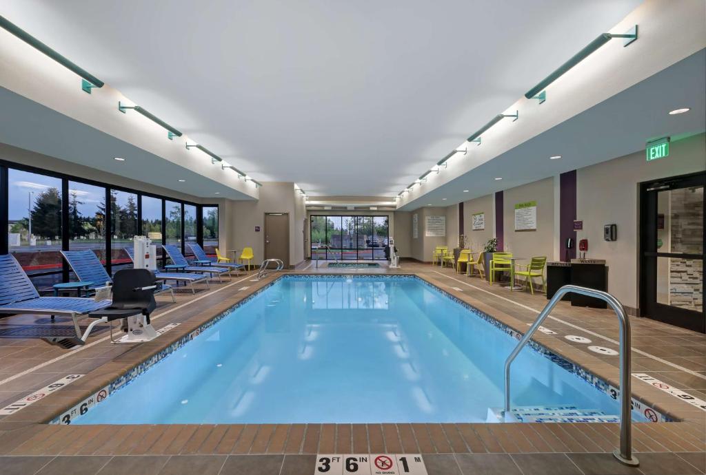 Bazén v ubytování Home2 Suites By Hilton Salem nebo v jeho okolí
