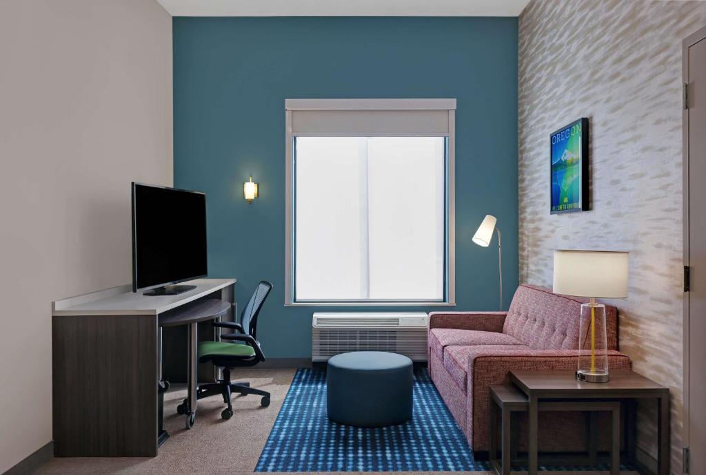TV a/nebo společenská místnost v ubytování Home2 Suites By Hilton Salem