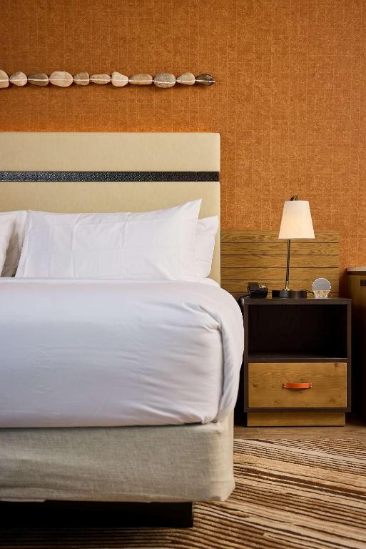 Postel nebo postele na pokoji v ubytování Hotel Melby Downtown Melbourne Tapestry Collection By Hilton