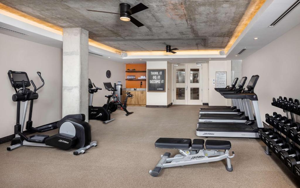 Fitness centrum a/nebo fitness zařízení v ubytování Hotel Melby Downtown Melbourne Tapestry Collection By Hilton