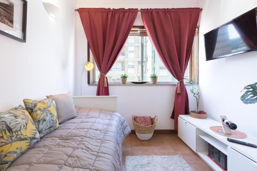 - un salon avec un canapé et une fenêtre dans l'établissement Cool Flat - City Center near Aliados, à Porto