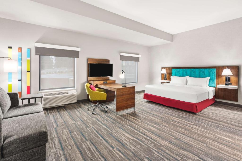 Hampton Inn & Suites Tigard - King Studio с Roll-In Simpl