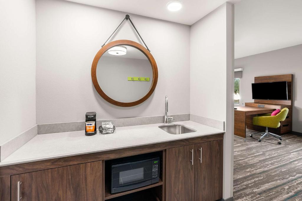 Hampton Inn & Suites Tigard - King Studio Suite - некурящий